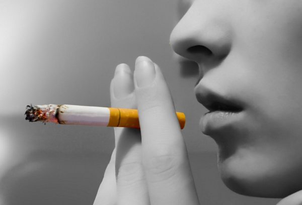 гикавка під час куріння причини