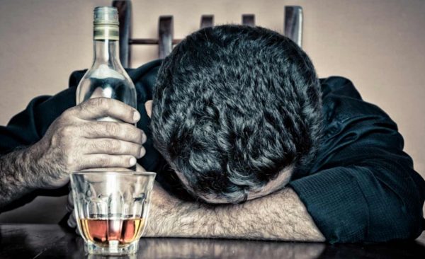 Пити спиртні напої - це не вихід із психічного розладу, а глухий кут! 